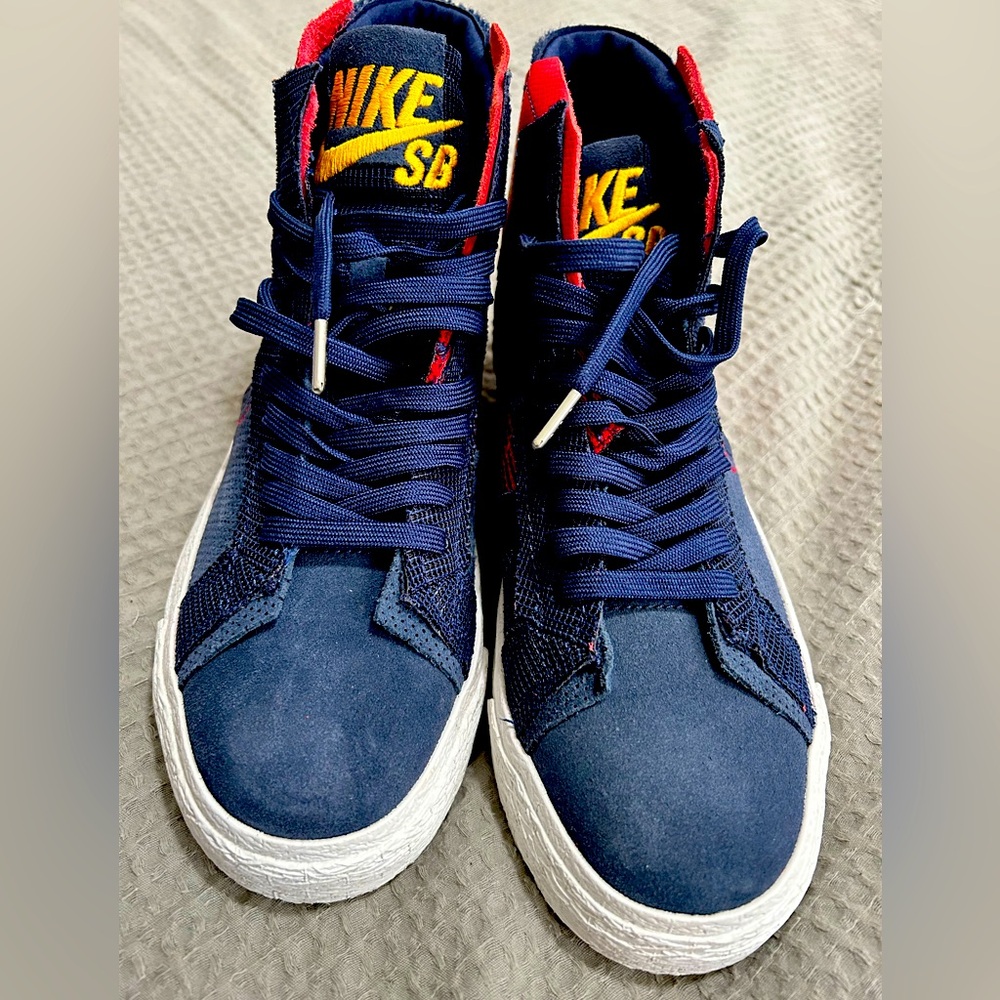 *NEW Never used* Nike SB Zoom Blazer Mid PRM Size US 4.5 - COLOR red blue